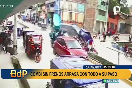 Brutal accidente en Chota: combi arrasa con varios vehículos dejando dos heridos de gravedad