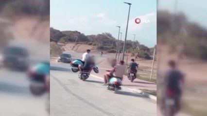 Benzini biten motosikleti başka motosiklete yükleyip 3 kişi yolculuk yaptılar... O anlar kamerada