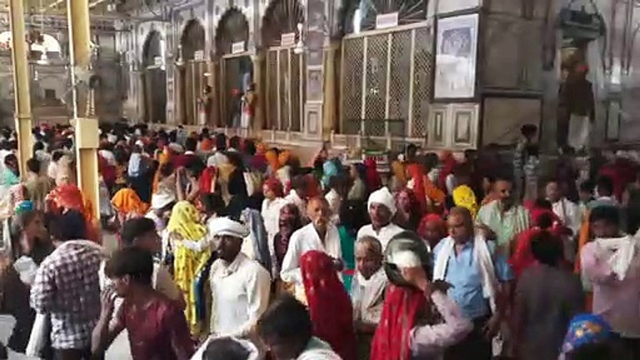 करौली के मदनमोहनजी मंदिर में उमड़ी भक्तों की भीड़