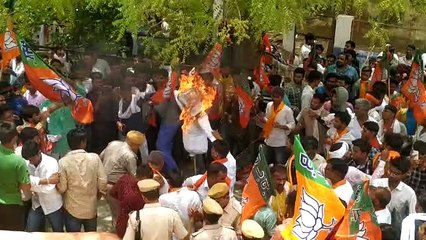 भाजयुमो और पुलिस के बीच हुई खींचतान, कलक्ट्रेट में कर रहे थे प्रदर्शन