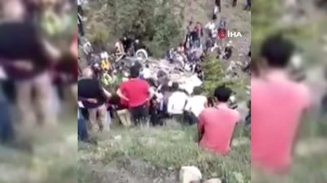 Kaza yapan araçta sıkışan 2 kişi için seferber oldular