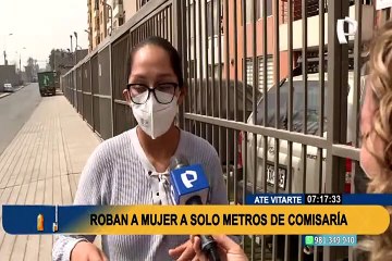 Ate: delincuentes forcejean con mujer y le roban afuera de condominio
