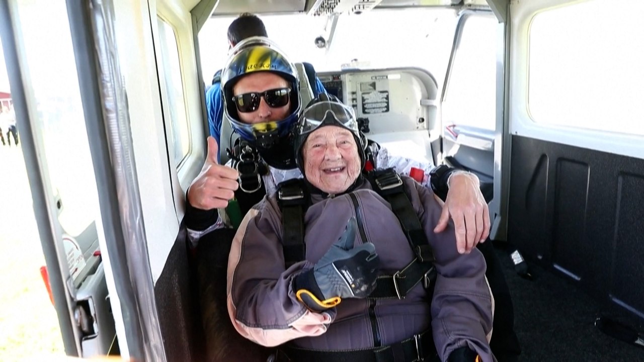 A 103 ans, cette Suédoise bat un record du monde de saut en parachute