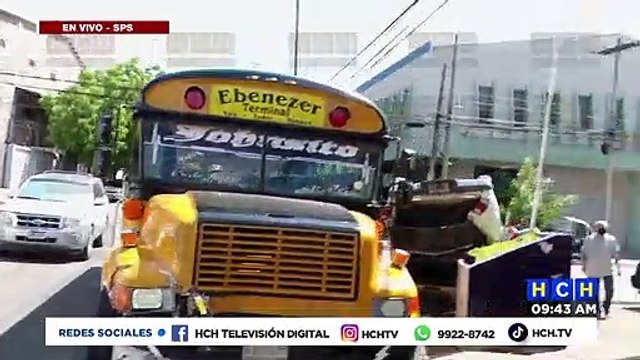 ¡”Llantas arriba” termina pickup tras impactar con bus en SPS!