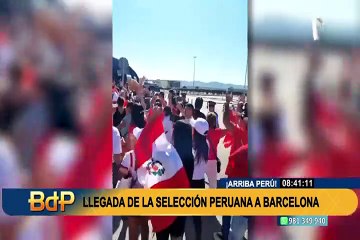 Preparándose para el repechaje: bicolor tuvo multitudinario recibimiento a su llegada a Barcelona
