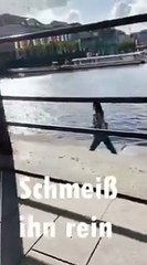 Hambourg: Une femme exige qu'un pêcheur relâche tous les poissons qu'il a attrapé