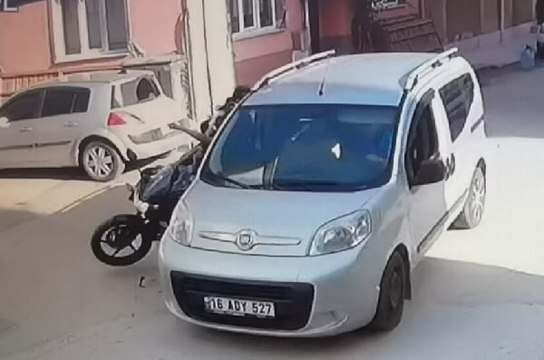 MOTOSİKLETİN HAFİF TİCARİ ARACA ÇARPTIĞI KAZA GÜVENLİK KAMERASINDA
