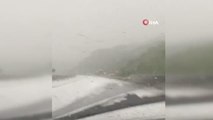 Boyabat'ta aniden bastıran dolu yağışı sürücülere zor anlar yaşattı, yollar beyaza büründü