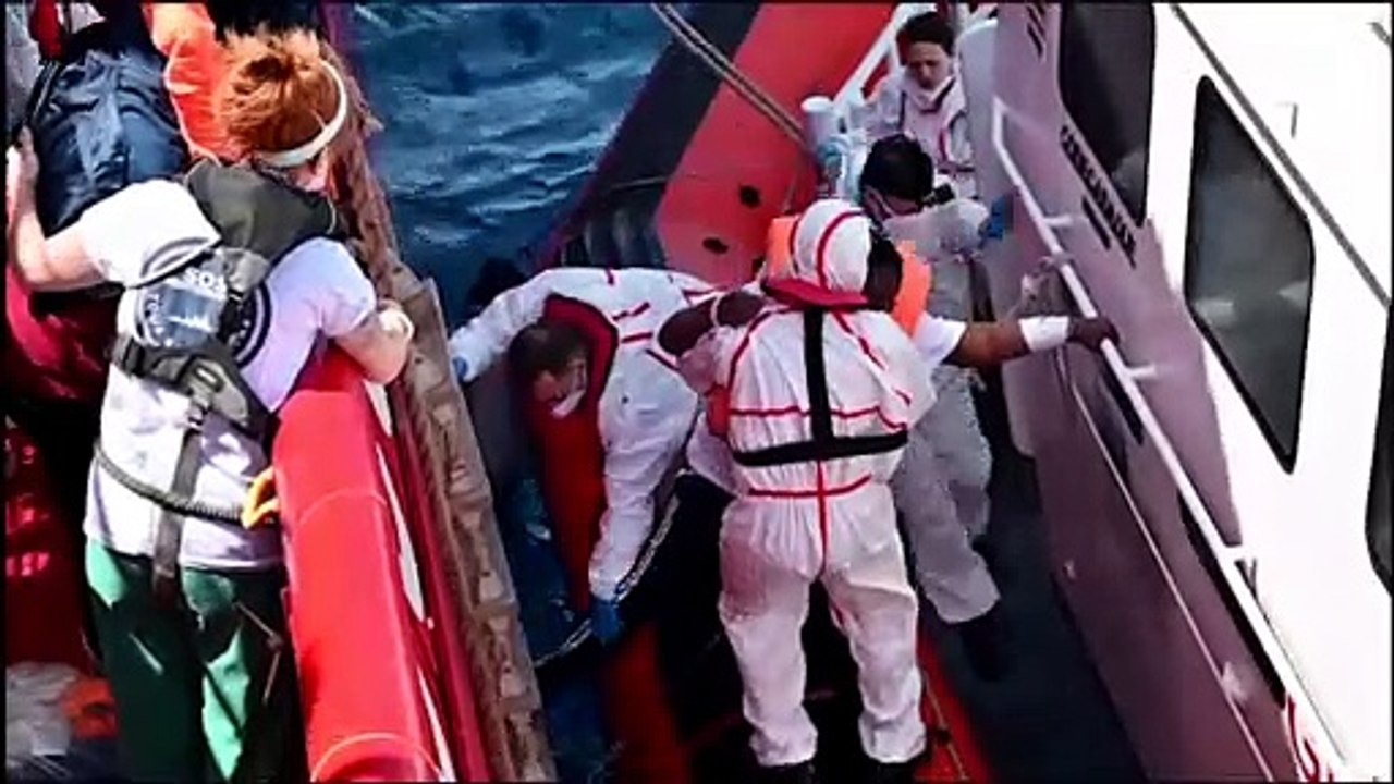 Italien: 294 Gerettete nach langem Warten an Land gebracht