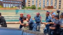 Ermenistan’da protestocular hükümet binasına girmeye çalıştı