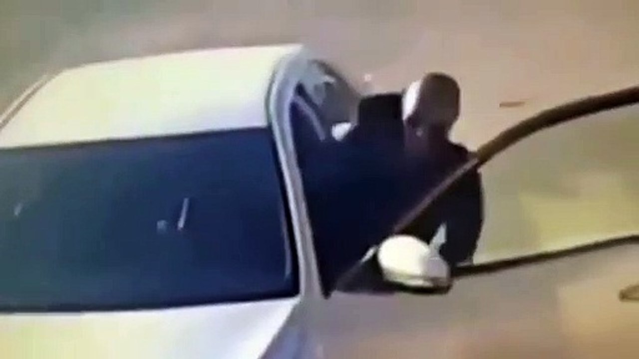هدوء الاعصاب عند الراجل دة غريبه  | This guy has weird nerves