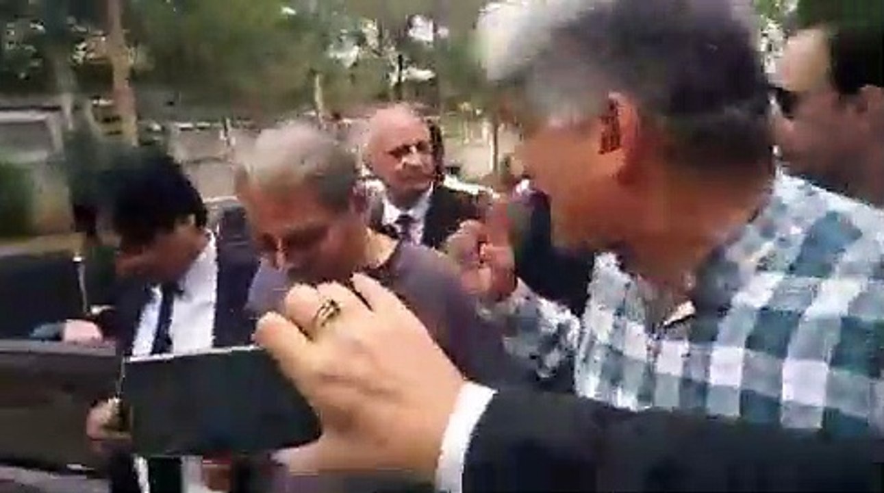 Matiullah Jan gets the taste of his own medicine from his fellow journalists Imran Riaz and  Sami Ibrahim