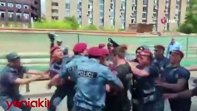 Ermenistan'da Paşinyan'ı protesto eden göstericiler ile polis arasında arbede: 100'den fazla gözaltı
