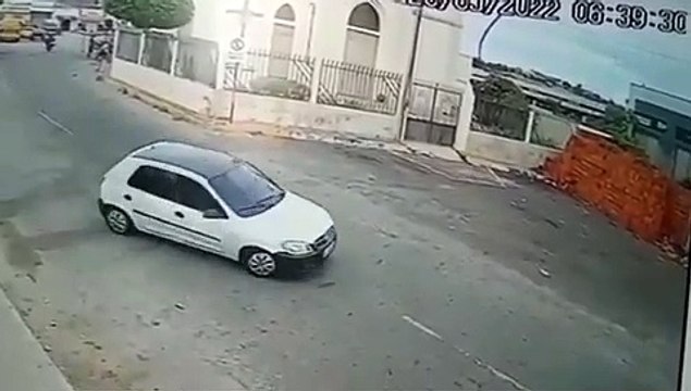 Homem perde controle de carro e atinge portões de igreja em Crateús
