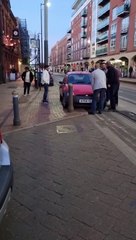 Quand une voiture bloque un tramway à Sheffield, on trouve toujours une solution