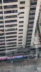 Il descend les 30 étages par la façade extérieure pour esquiver l'emprisonnement COVID