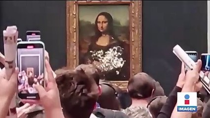 Hombre lanza pastel a la Mona Lisa en el Museo del Louvre