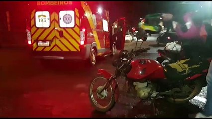 Colisão entre Logan e moto deixa jovem ferida no Centro de Cascavel