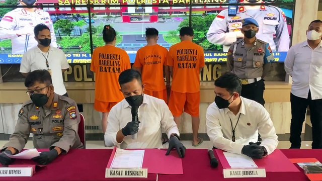 Kasat Reskrim Polresta Barelang Gelar Konferensi Pers Ungkap Pelaku Perjudian Online Higgs Domino