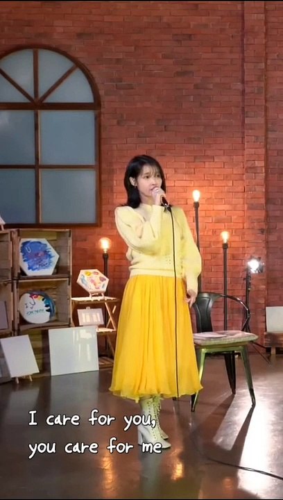 IU singing Dar+ing Seventeen