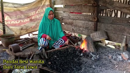 Pandai Besi/ Pembuat Badik Wanita dari Tana Luwu (Blacksmith from Tana Luwu)
