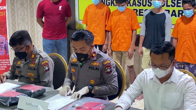 Polsek Lubuk Baja Gelar Konferensi Pers Ungkap Pelaku Tindak Pidana Curat Toko Obat