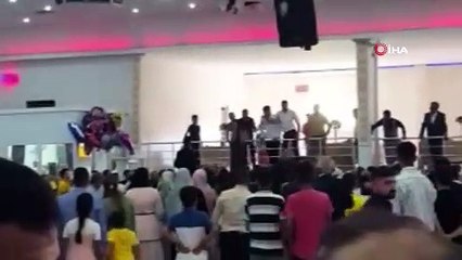Düğün salonunun üst katındaki atölyede çalışan işçi, düğünün ortasına düştü