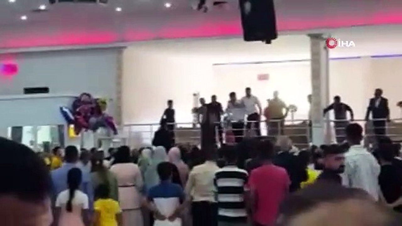 Düğün salonunun üst katındaki atölyede çalışan işçi, düğünün ortasına düştü