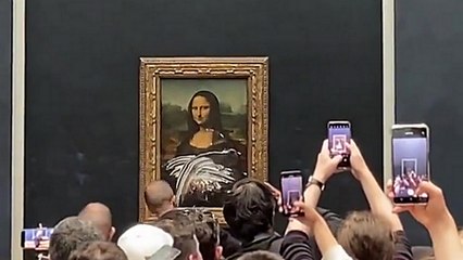 La Joconde entartée par un homme