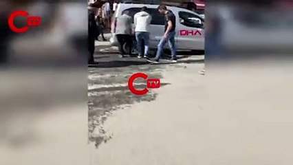 ARACI KALDIRARAK ALTINDA SIKIŞAN KÖPEĞİ KURTARDILAR