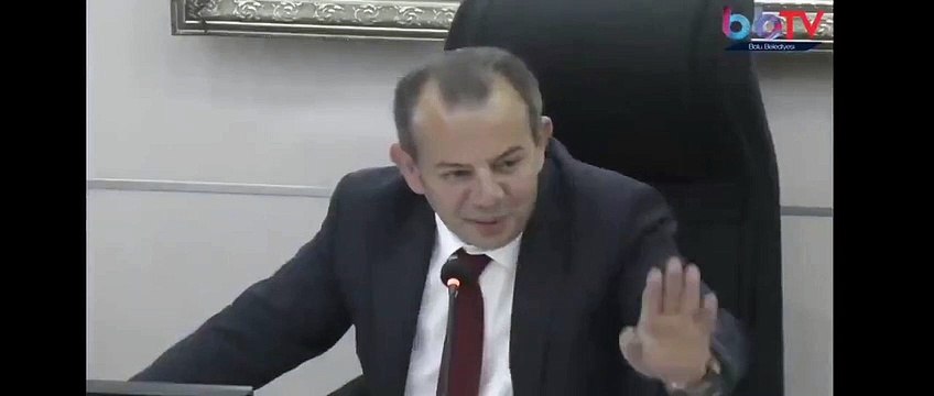 Bolu Belediye Başkanı Tanju Özcan, oylama için el kaldıran AKP'li belediye meclis üyesine: Bana niye el sallıyorsunuz hanımefendi, ben evli barklı adamım, ayıp oluyor
