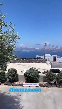 Arnaud Ducret et son épouse Claire en lune de miel à Santorin. Instagram. Le 30 mai 2022.