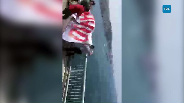 TİP'li vekillerden köprüde Gezi Parkı eylemi: Pankartı kesen polislerle Ahmet Şık arasında gerginlik yaşandı