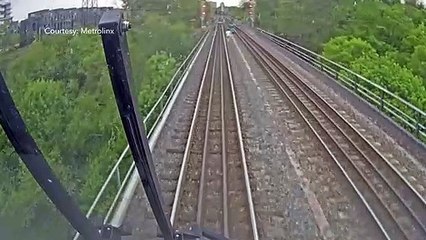 Vídeo. Três jovens 'escapam' a atropelamento de comboio em Toronto