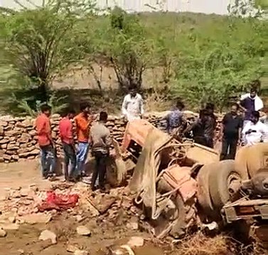 लोहे की एंगलों को ट्रेन से हटाने का प्रयास, ट्रैक्टर व ट्रोला चालक का अभी तक कोई पता नहीं चला