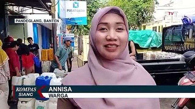 Khawatir Harga Melambung Tinggi, Ratusan Warga Rela Antre Beli Minyak Goreng Meski Diguyur Hujan