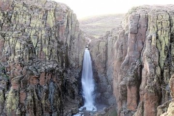 50 METREDEN DÖKÜLEN ŞELALEYİ GÖRMEK İÇİN TEHLİKELİ YOLCULUK
