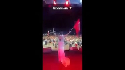 Nasıl kafalayacağını iyi biliyor! Melek Mosso İzmir Marşı’na sığındı