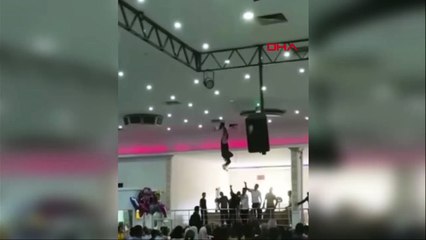 İşçinin asma tavandan düğün salonuna düşmesi kamerada