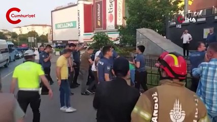 Ümraniye’de korku dolu anlar: Önüne gelene bıçak çekip intihara kalkıştı