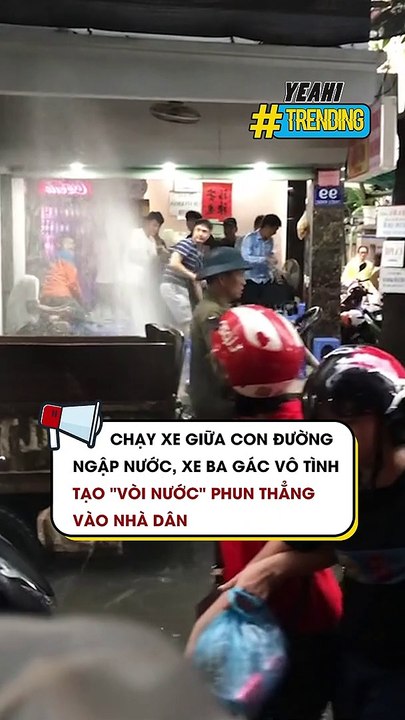 Chạy xe giữa con đường ngập nước xe ba gác vô tình tạo vòi nước phun thẳng vào nhà dân