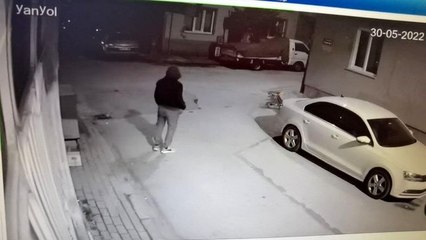 Marketin camını betonla kıran hırsız kamerada