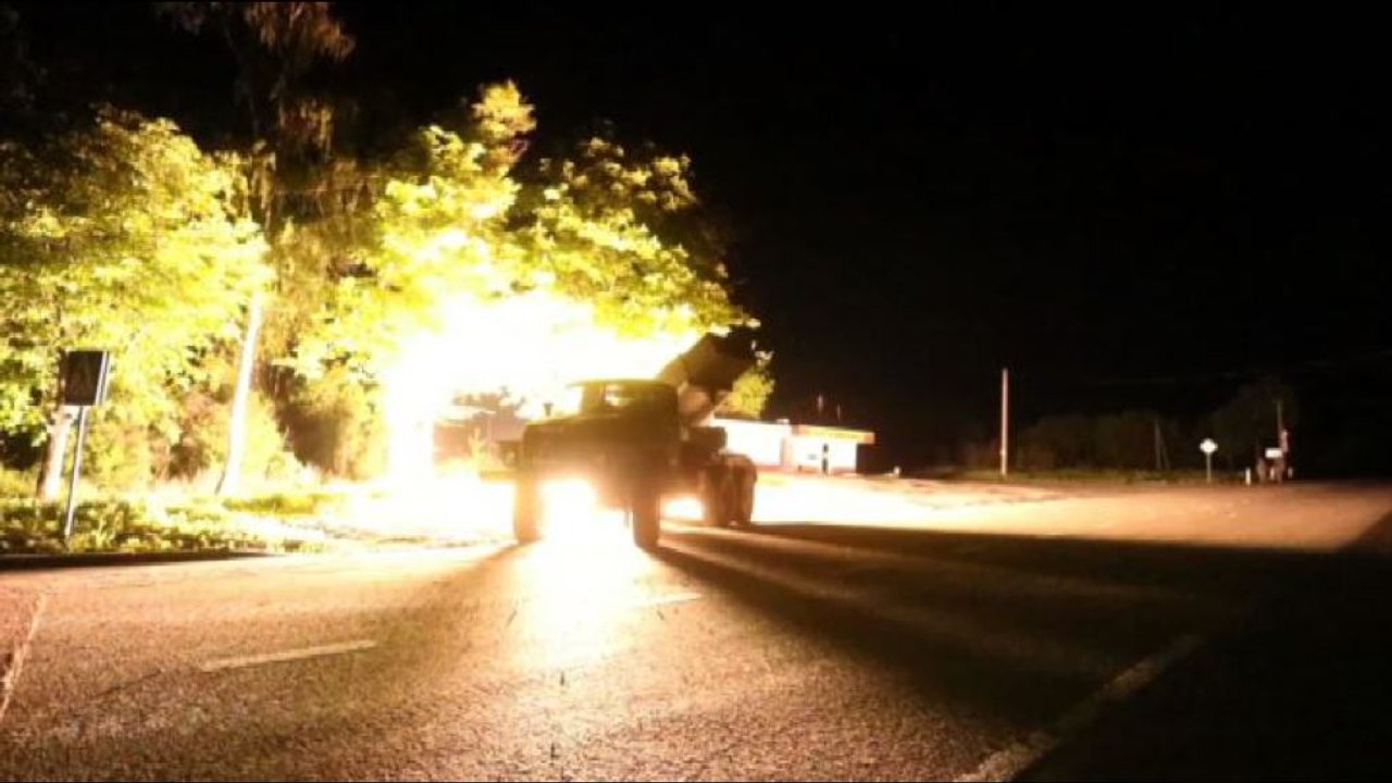 Ucraina, Mosca mostra lancio multiplo di razzi Grad di notte