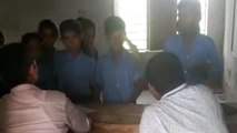 बिहार में शिक्षा बेहाल ! छात्रों को पढ़ाने के बजाए पंखा झलवाते और पैर दबवा रहे शिक्षक