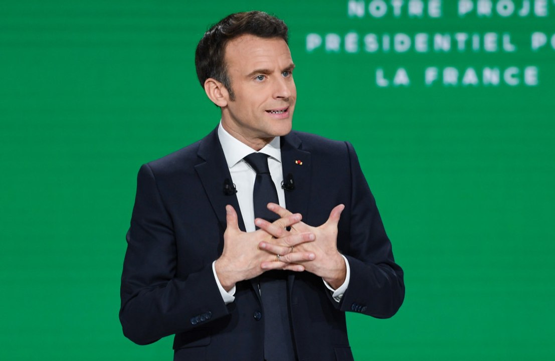 Emmanuel Macron : seul en plein Paris