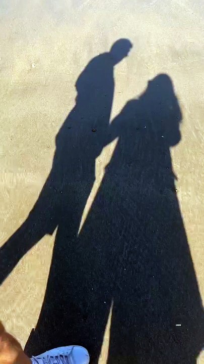 Karine Ferri et son mari Yoann Gourcuff se baladent en amoureux. @ Instagram / Karine Ferri