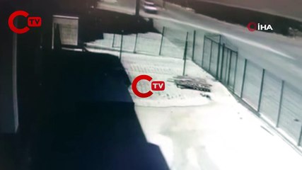 Çitlere çarpan otomobil devrildi...O anlar kamerada