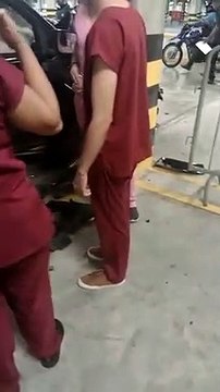 Carro invade drive-in de vacinação no Centro de Eventos e bate em pilastra