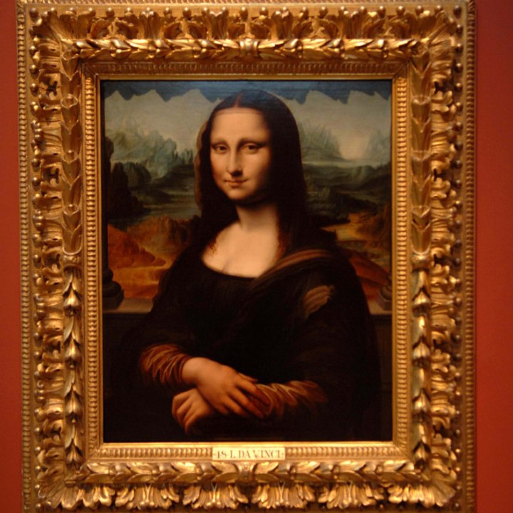 Mona Lisa wird von einem als alte Dame verkleideten Mann mit einer Torte attackiert!