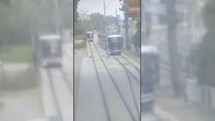 Raydan çıkan tramvay karşıdan gelen tramvaya çarptı